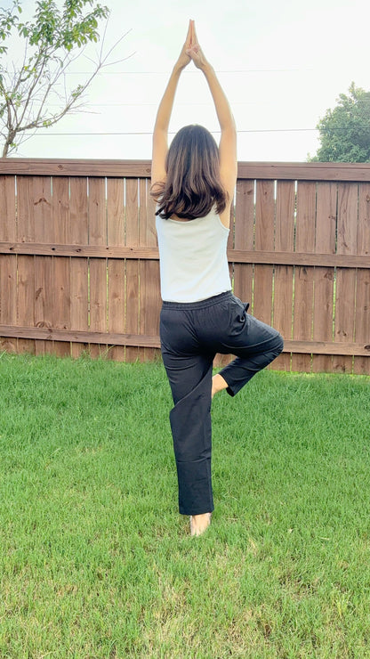 Relaxed-fit black lounge pants made from breathable poplin cotton, featuring a comfy elastic waistband and handy pockets for everyday ease.