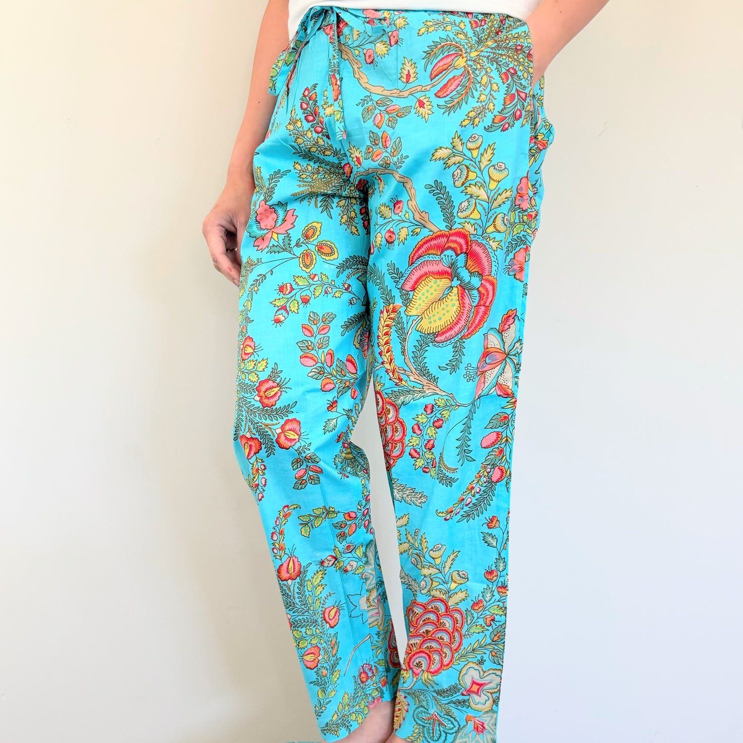 Floral cotton sleep pants with a relaxed fit and an elastic waistband, ideal for comfort and a modern, stylish sleepwear look.