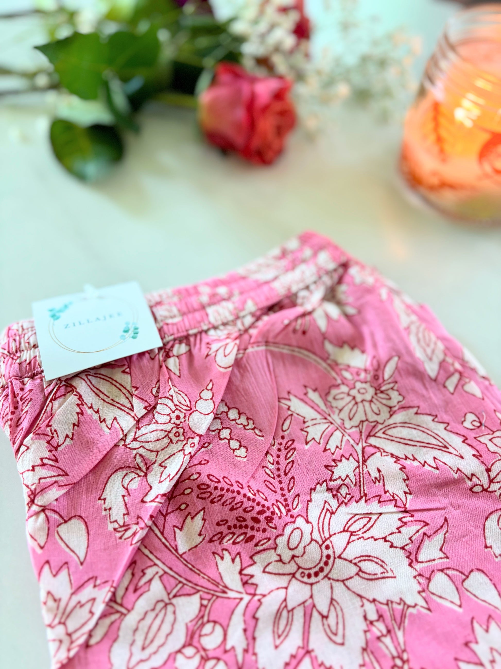Women’s 100% cotton pajama pants with a pink floral pattern, equipped with pockets and an elastic waistband, ideal for sleeping and lounging in comfort.