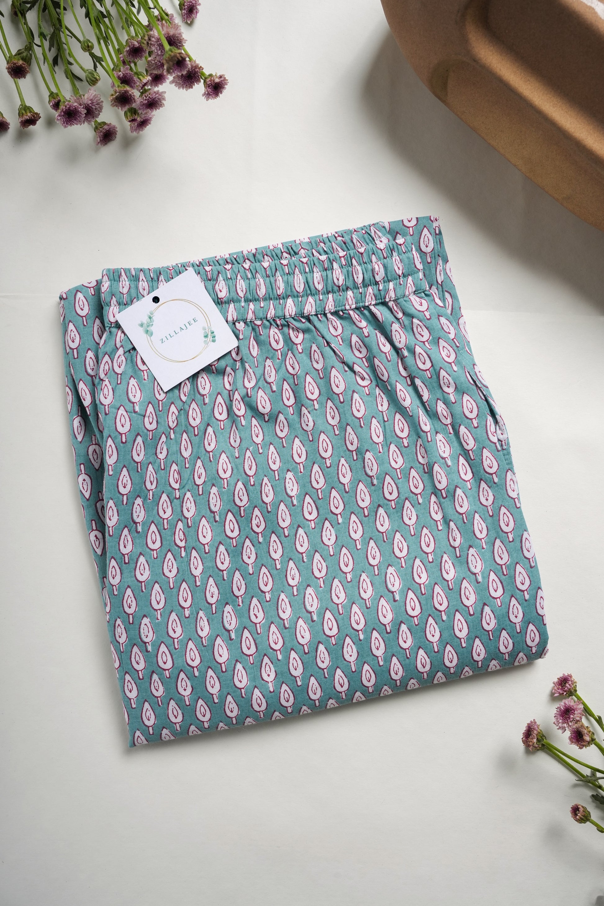 Lightweight pajama trousers in rich green with vibrant red floral prints, soft cotton with a flexible drawstring waist and roomy pockets—perfect gift for floral lovers or travelers.