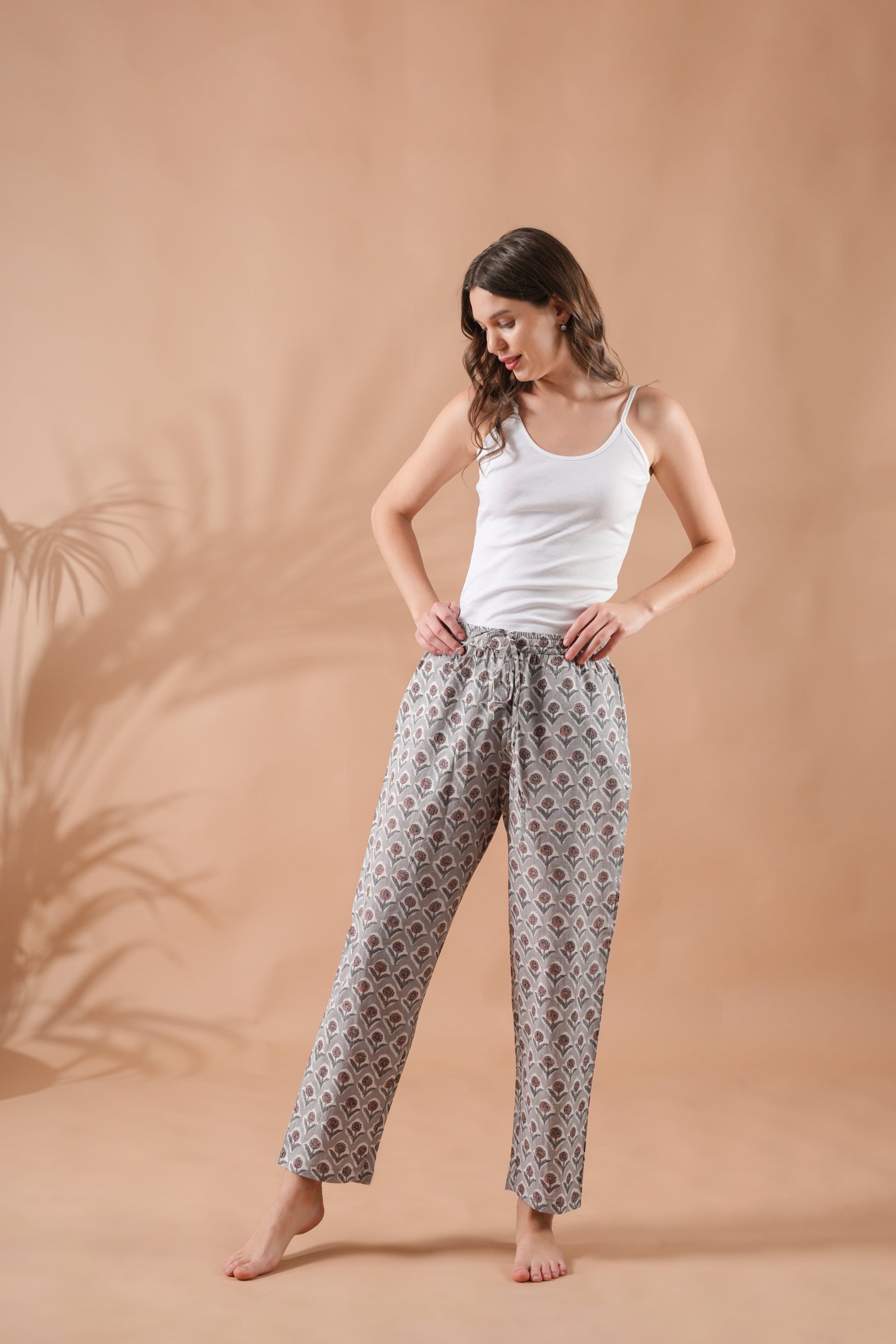 Floral print sleep trousers in gray cotton with earthy brown flowers, elastic waistband, side pockets, and drawstring closure — a great gift idea for flower lovers and fans of natural tones.