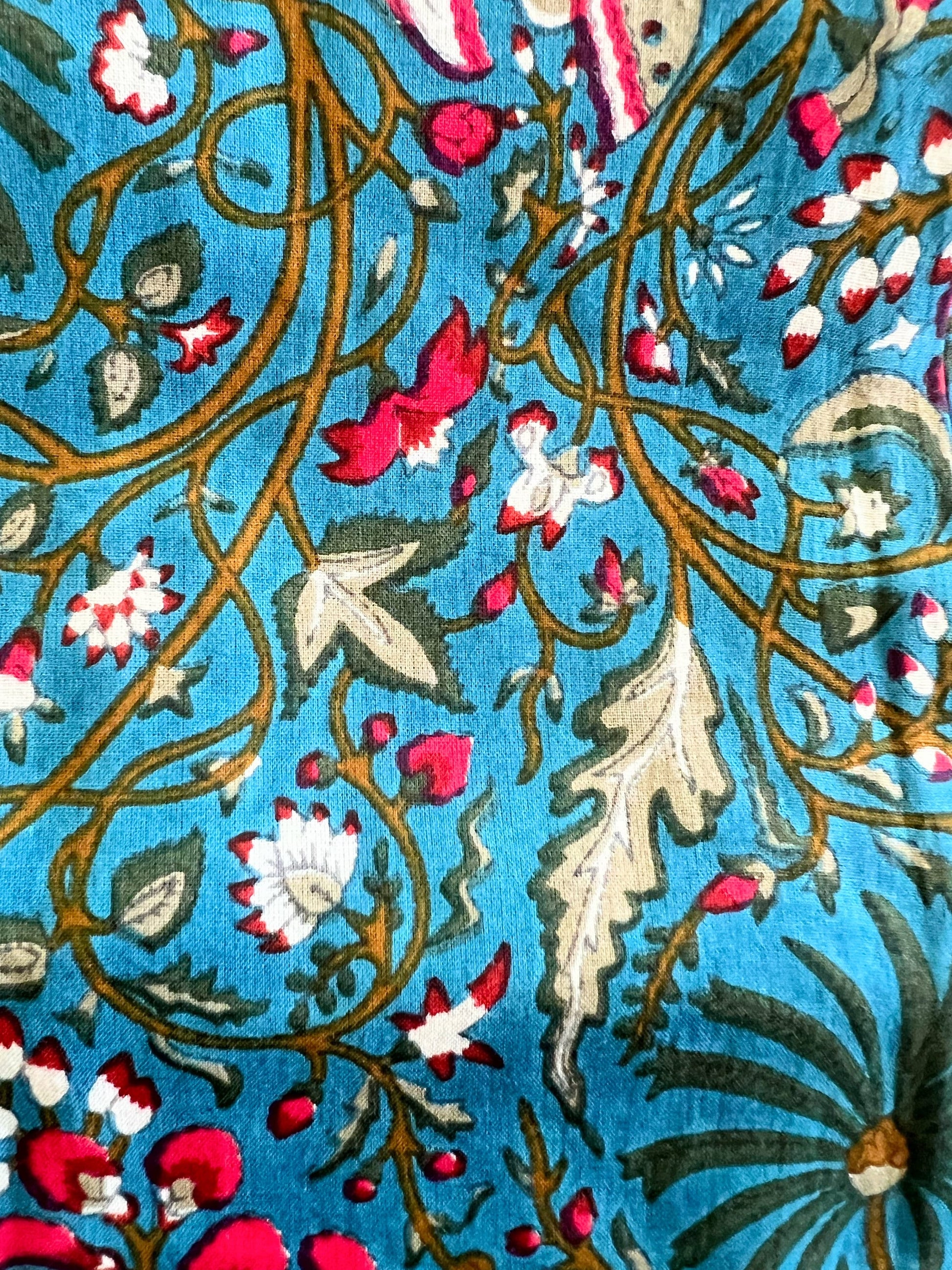 Dark blue cotton pajama pants with a floral design and butterflies, featuring an elastic waistband and side pockets. Perfect for lounging and unwinding at home.